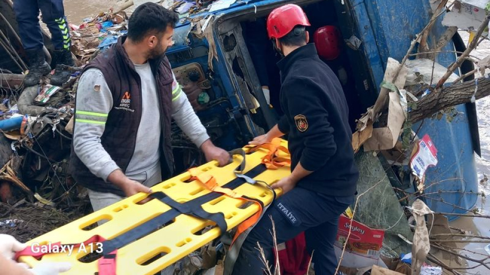 Çaya uçan TIR'ın şoföründen acı haber!