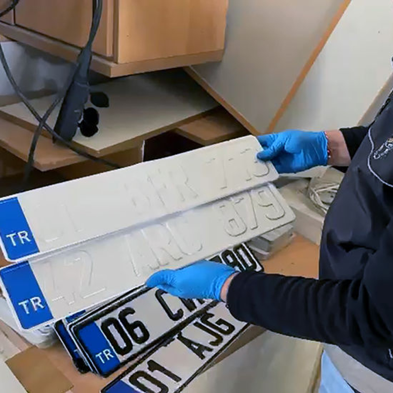 Sahte plaka şebekesine operasyon!