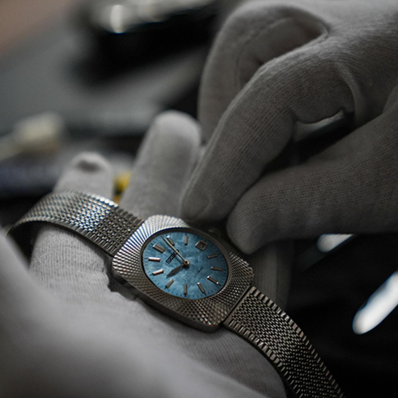 Hassas ameliyatlara saat tamir ederek hazırlanıyor