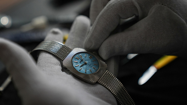 Hassas ameliyatlara saat tamir ederek hazırlanıyor