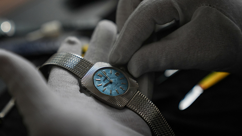 Hassas ameliyatlara saat tamir ederek hazırlanıyor