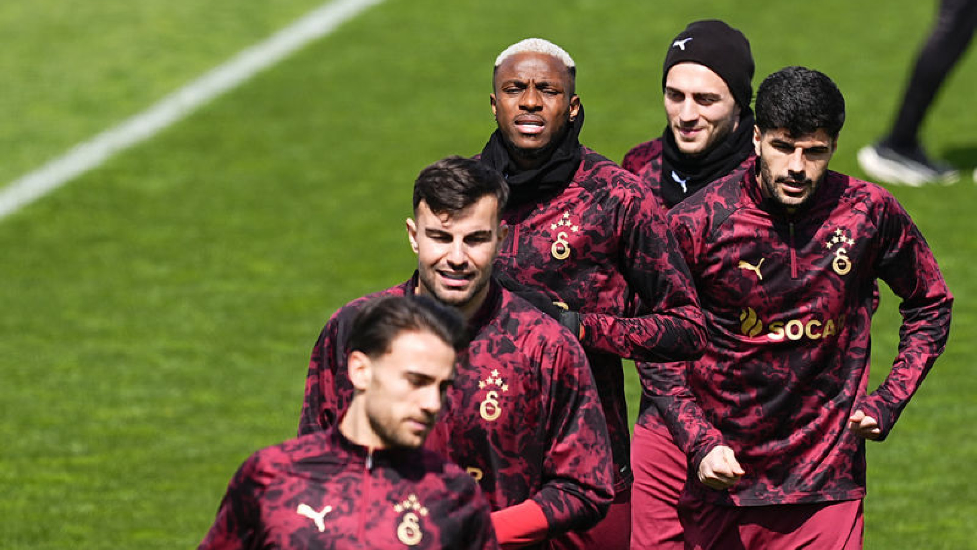 Galatasaray, Liverpool Maçı Öncesi Hazırlıklarını Tamamlayarak İngiltere'ye Uçtu