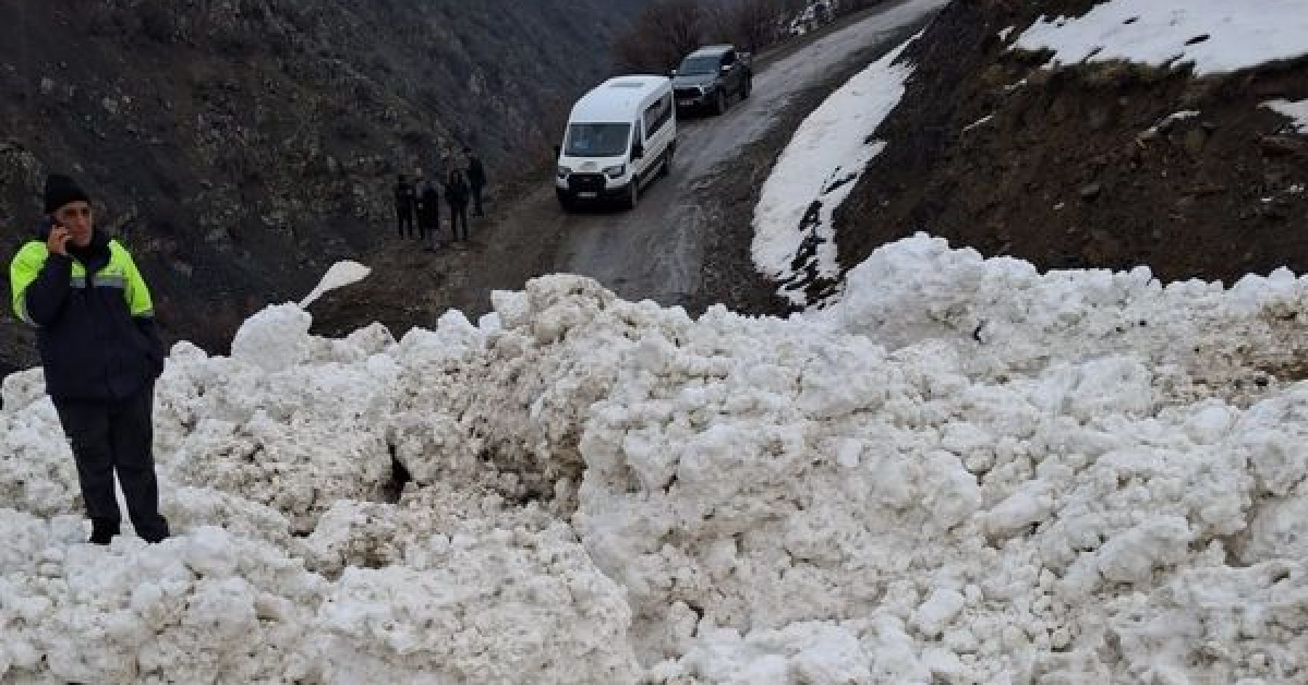 Son dakika: Çığ düştü! 8 mezra ulaşıma kapandı! | Son dakika haberleri