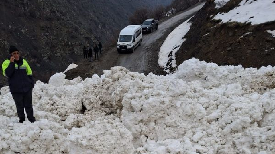 Çığ düştü! 8 mezra ulaşıma kapandı!