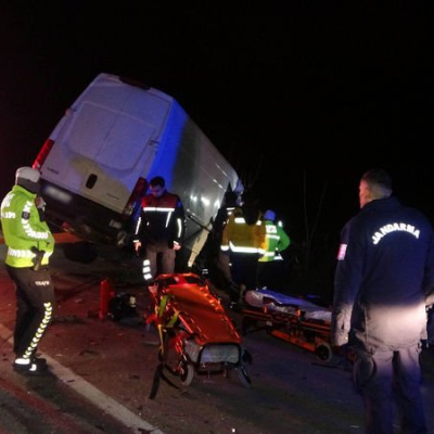 Edirne'de kamyonet TIR'a çarptı: 2 ölü, 1 yaralı