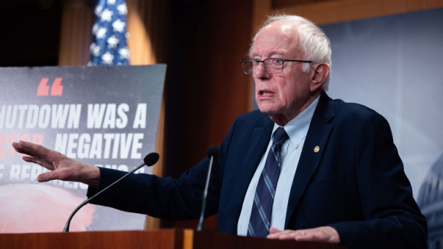 Sanders ABD'nin saldırılarının maliyetini eleştirdi