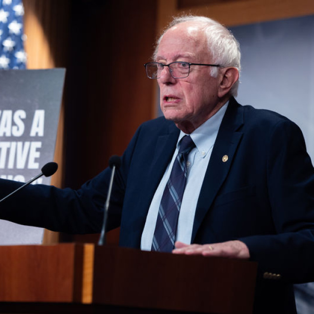 Sanders ABD'nin saldırılarının maliyetini eleştirdi