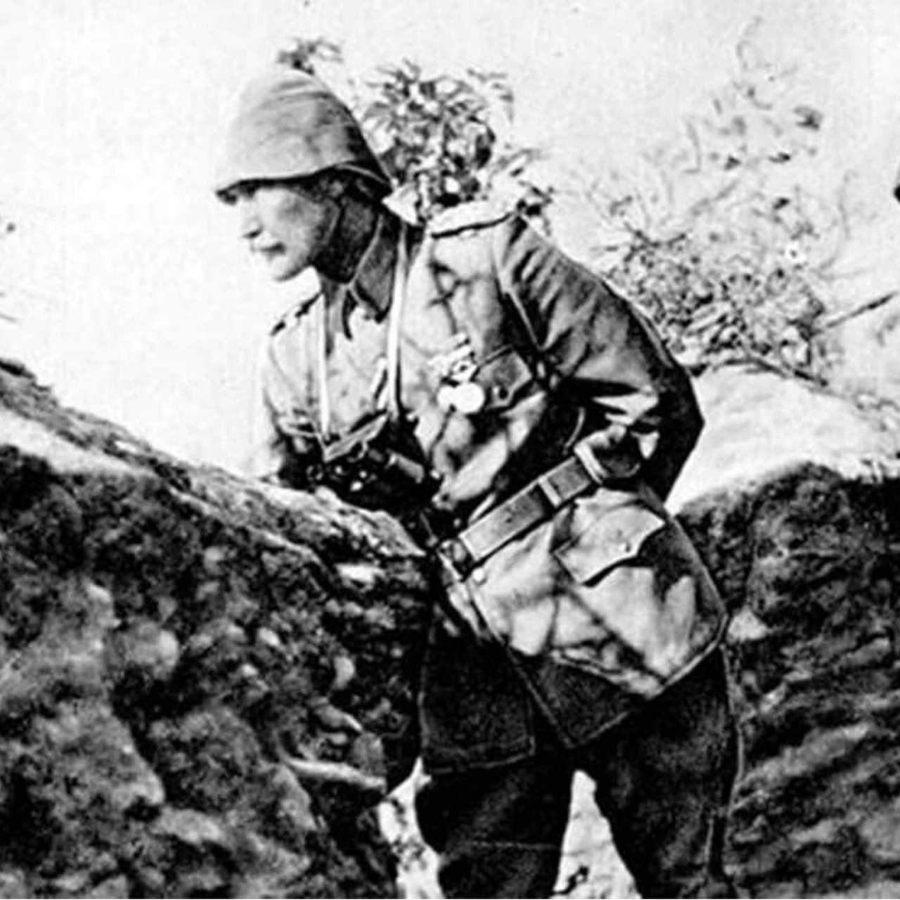 Atatürk, 18 Mart'ta denetime giderken bombardımana yakalanmış