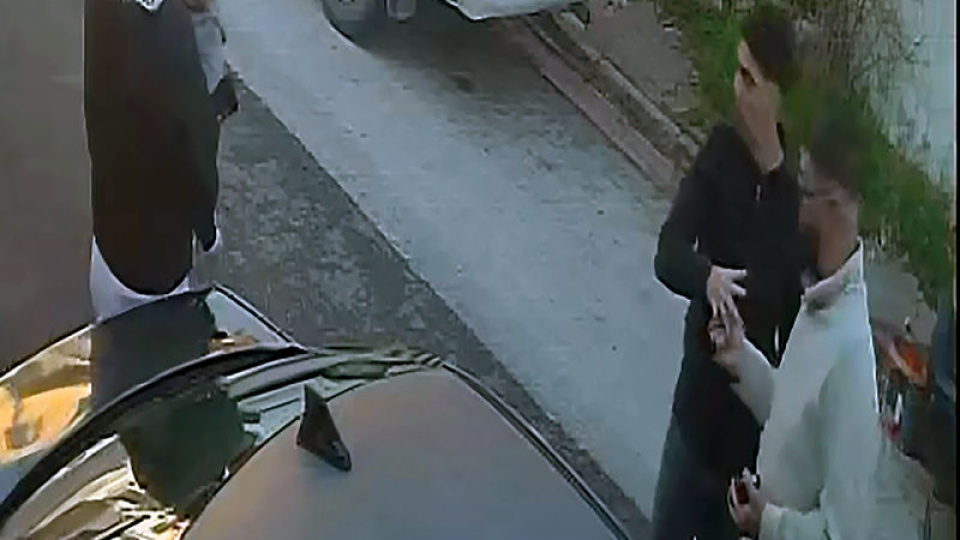 Hırsız eğlencesi! Çaldıkları yüzükleri taktılar!