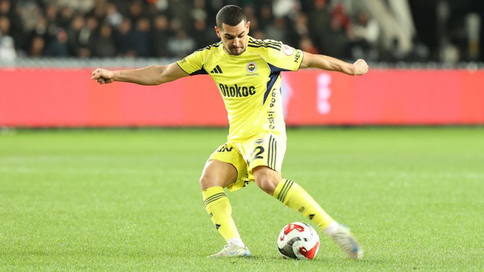 Fenerbahçe'de Sakatlık Şoku: Levent Mercan'ın Sol Bacak Arka Adalesinde Kısmi Yırtık Tespit Edildi