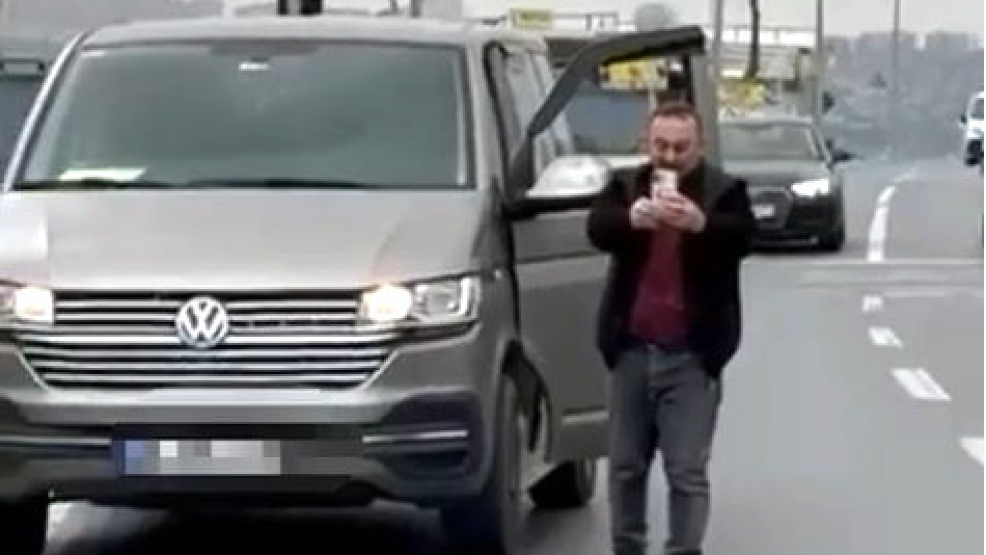 Avcılar'da trafik tartışması; aracından çekiçle indi, kamerayı görünce geri döndü