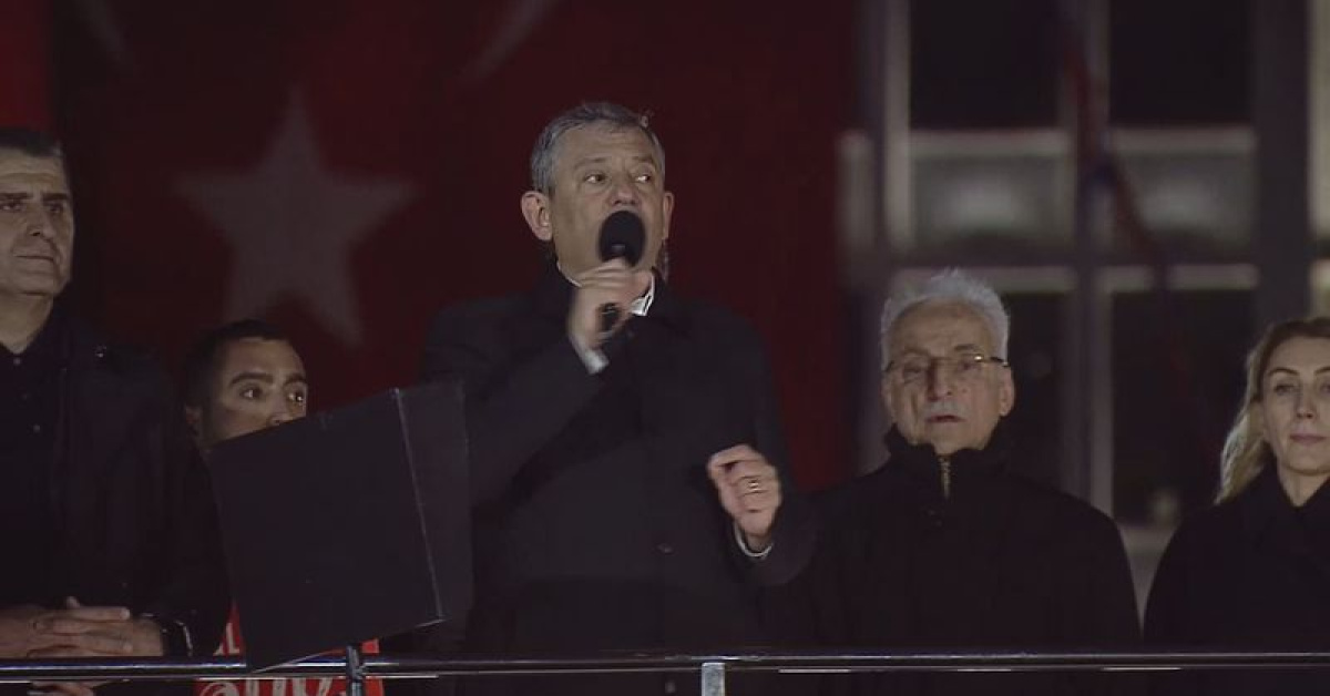 Özgür Özel, Saraçhane'de CHP'nin darbe karşıtı mücadelesini açıkladı