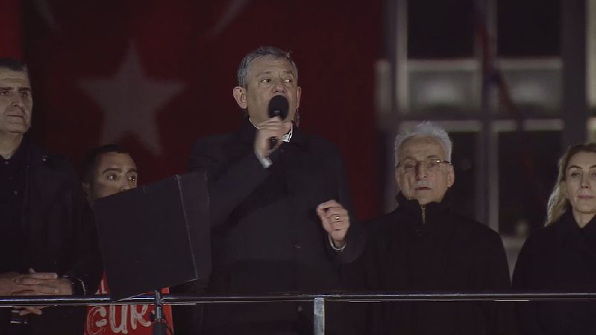 Özgür Özel'den Saraçhane'de Tarihi Konuşma: 'Millet 365 Gündür Darbeye Karşı Direniyor'