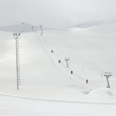 Doğal karla kaplı pistlerde ilkbaharda da kayak
