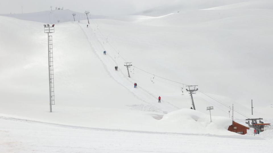 Doğal karla kaplı pistlerde ilkbaharda kayak
