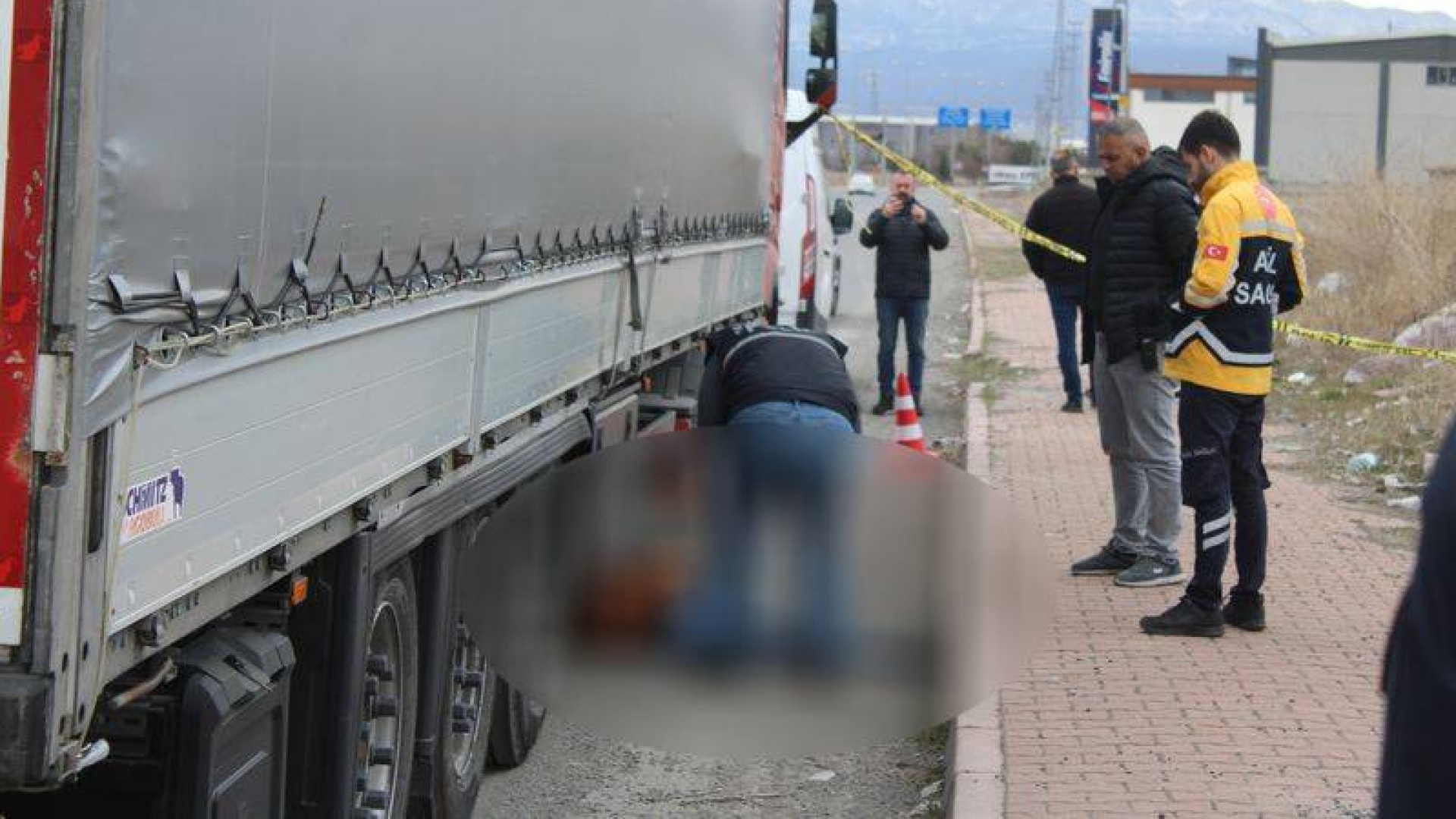 Kayseri'de TIR Şoförü Aracının Altında Ölü Bulundu, Soruşturma Başlatıldı