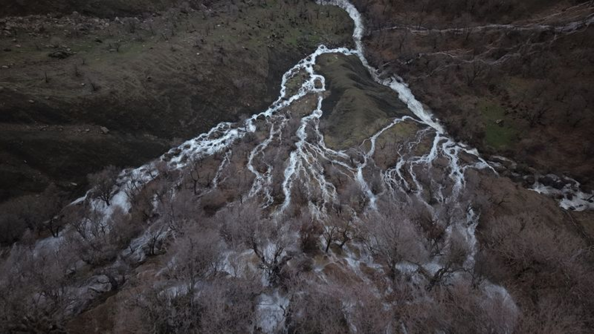 Hakkari Derecik'te Baharın Gelişiyle Doğa Canlandı, Şelaleler Coştu