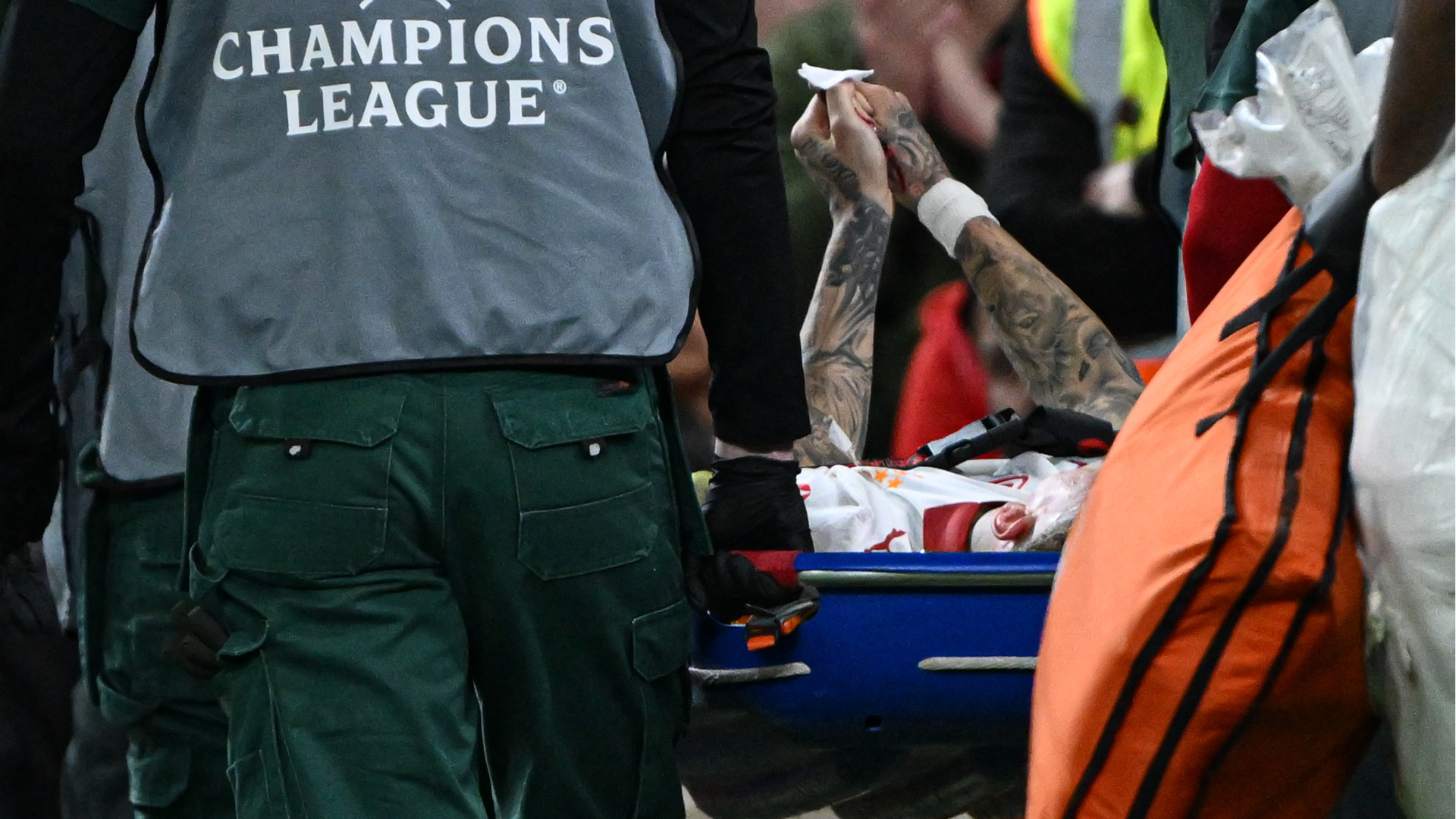 Galatasaray'dan Sakatlık Açıklaması: Osimhen'de Kırık, Lang Ameliyat Oldu