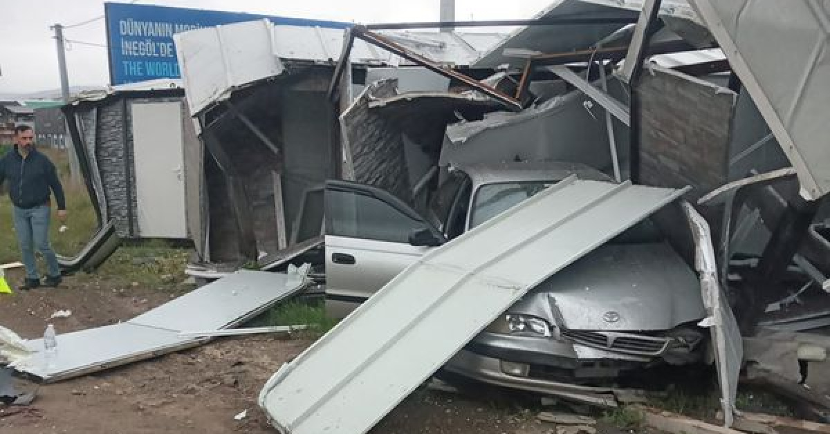 Bursa'daprefabrik yapı yıkıldı! İki araç çarpışması sonucunda