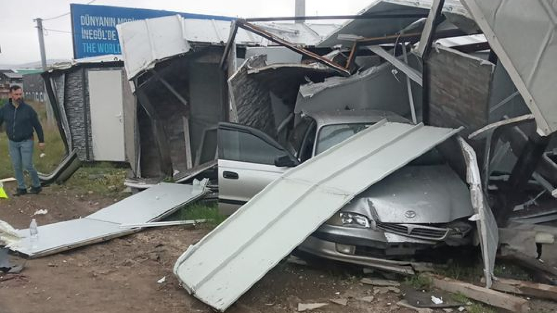 Bursa'da İki Araç Çarpıştı: Prefabrik Yapı Yıkıldı, Şans Eseri Yaralanma Yok