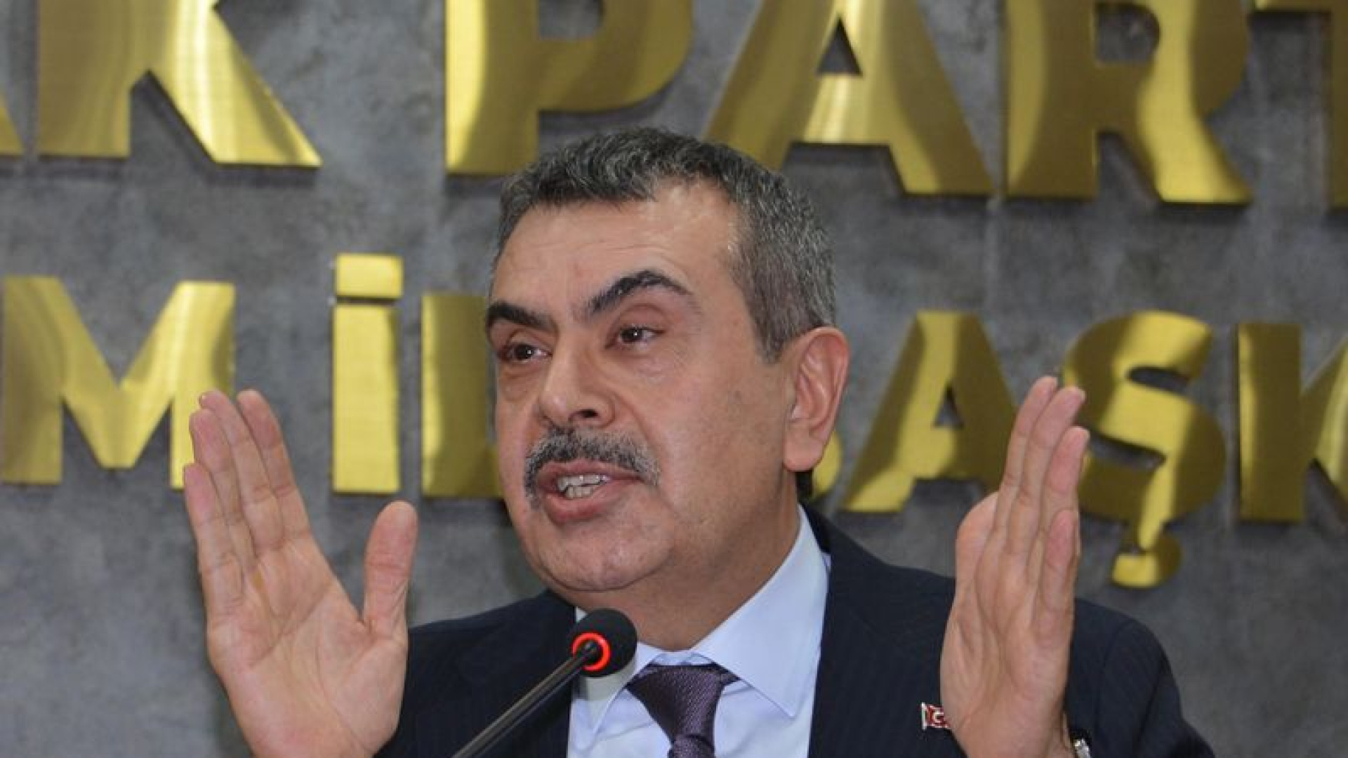 Bakan Tekin'den CHP'ye: 'Tosun Paşa' Gibi Rol Yapıyorlar, Keyifle Seyrediyoruz