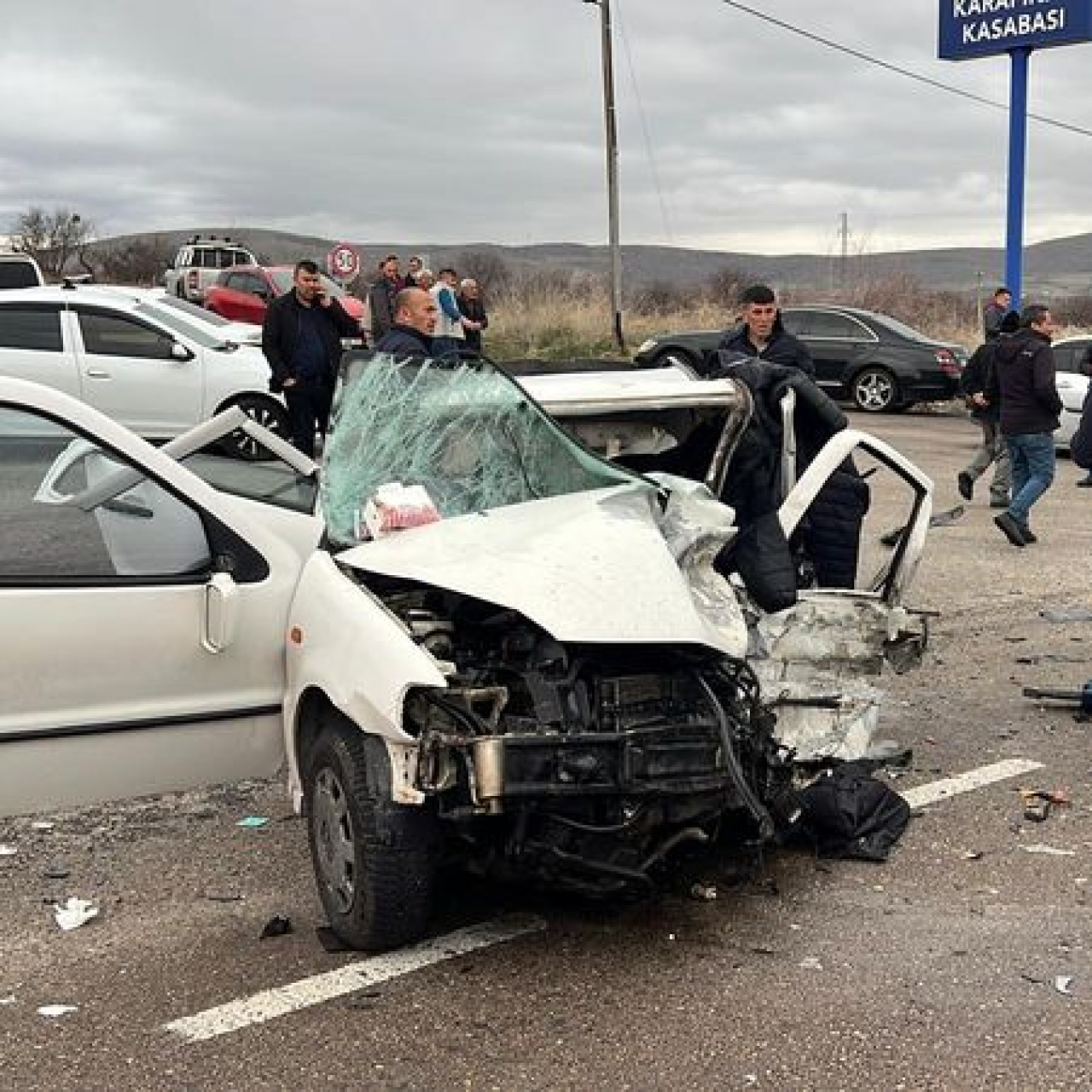 Kaygan yol faciası! Baba-oğul yaşamını yitirdi, 5 kişi yaralandı