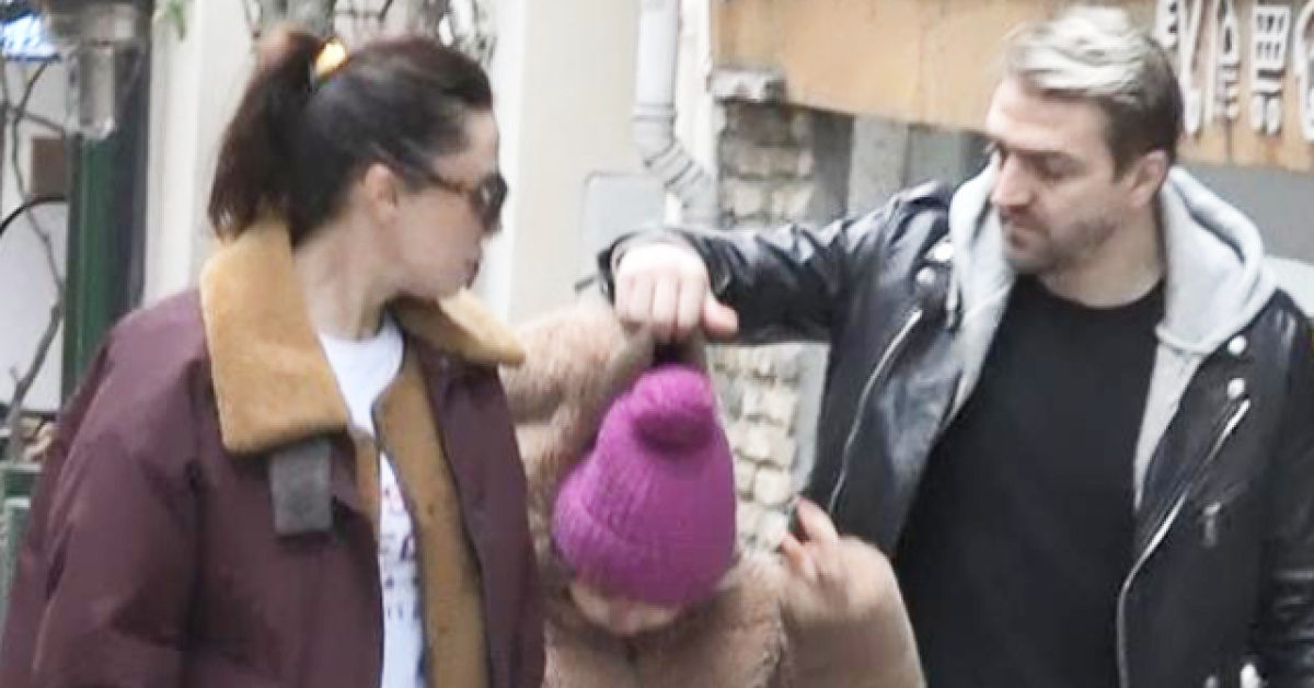 Şükran Ovalı ve Caner Erkin Nişantaşı'dayürüyüş yaparken objektiflere