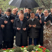 Bahçeli, Türkeş'in kabrini ziyaret etti