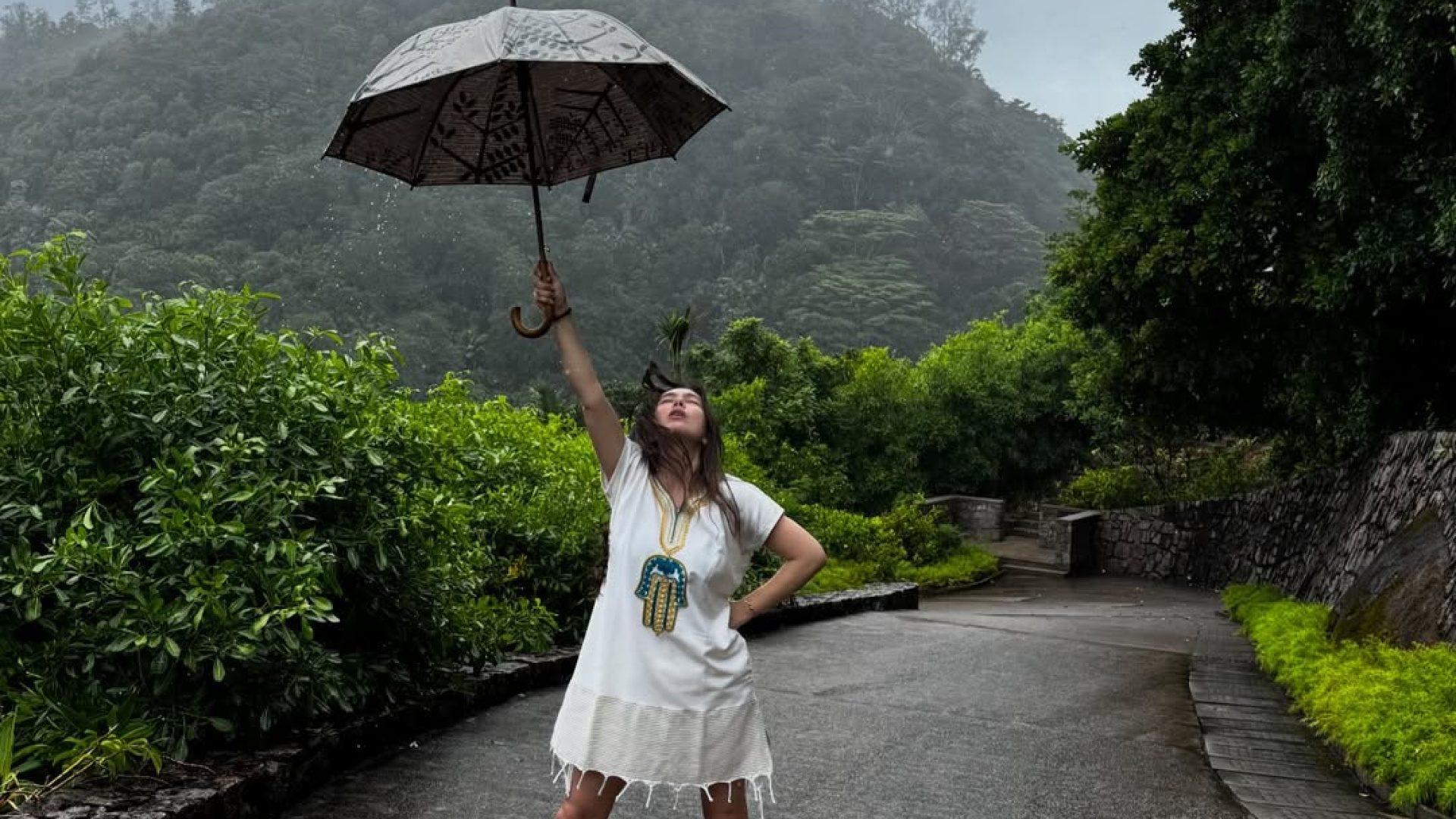 Neslihan Atagül'den Bali'de Aile Tatili ve Rihanna'dan İlham Alan Poz