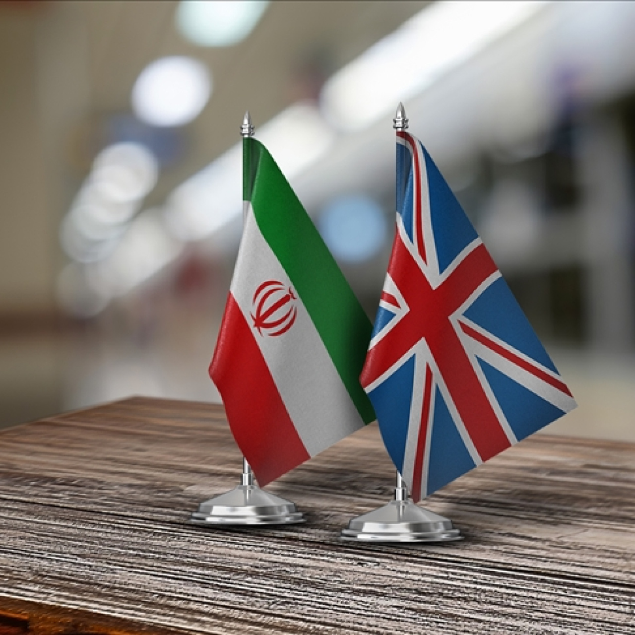 İran'dan İngiltere'ye: Üs sağlarsanız saldırı sayarız