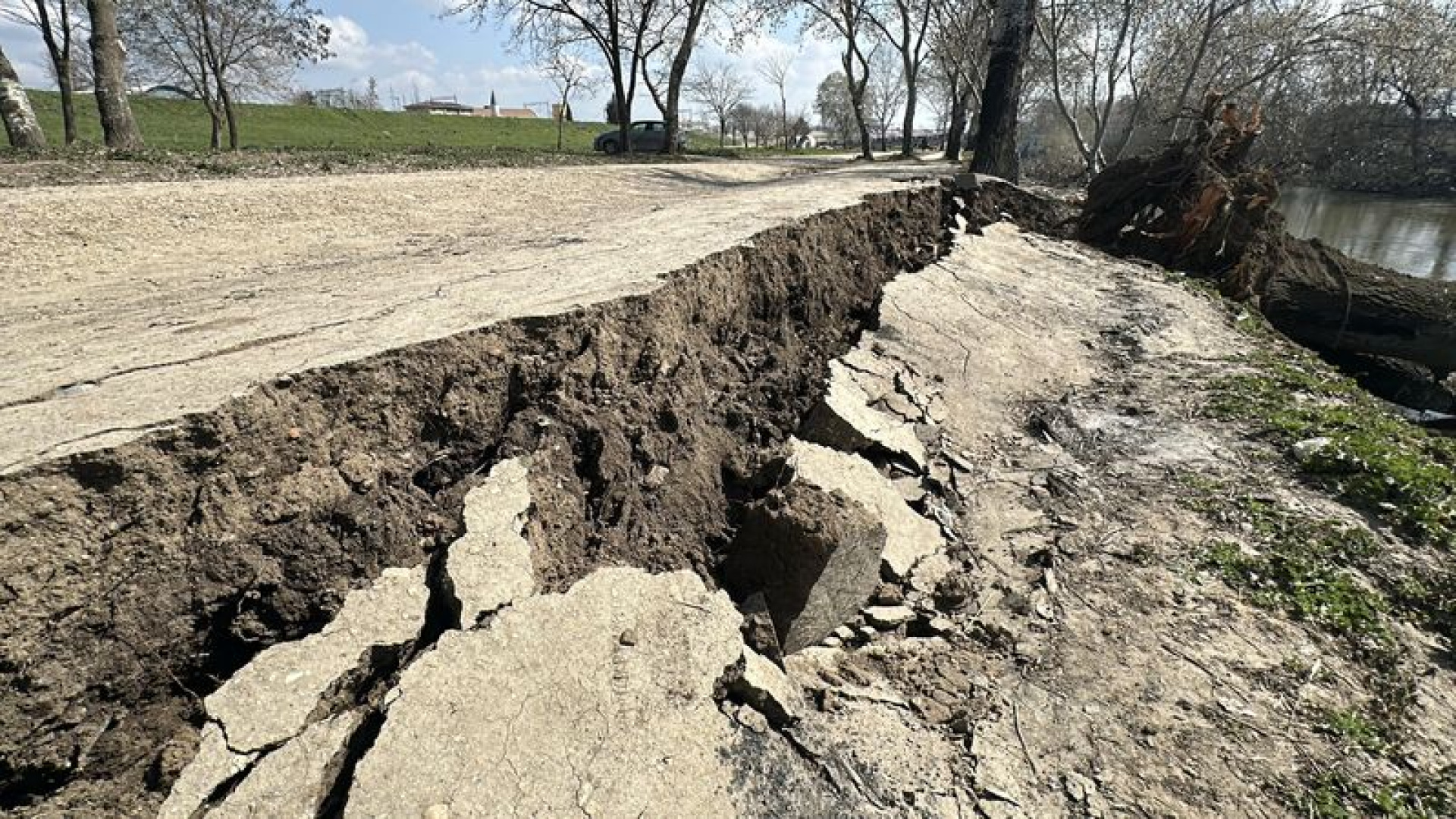 Edirne'de Tunca Nehri Kıyısında Oluşan Çatlak ve Göçükler Endişe Yarattı