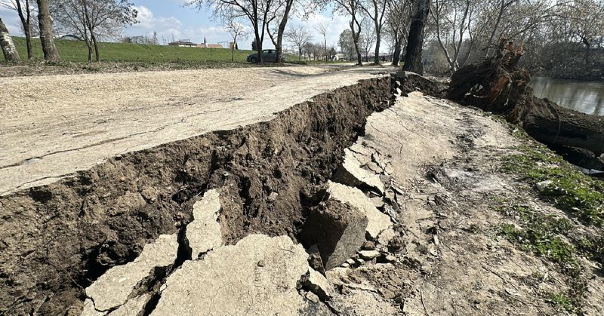 Tunca Nehri kenarında çatlaklar vegöçükler! Edirne'desu salımı sonucu