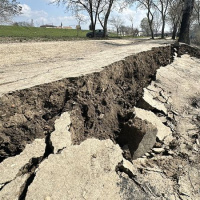 Tunca Nehri kenarında dikkat çeken çatlaklar!