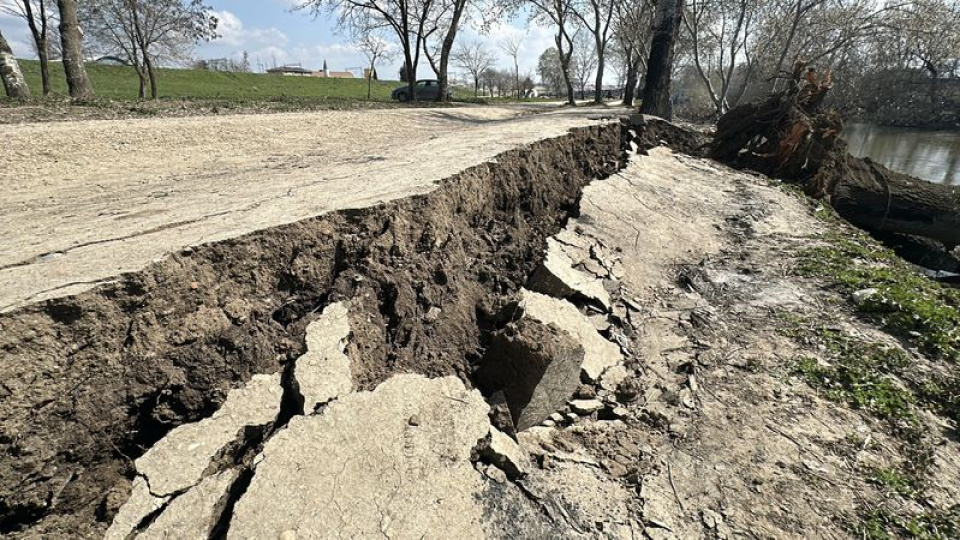 Tunca Nehri kenarında dikkat çeken çatlaklar!