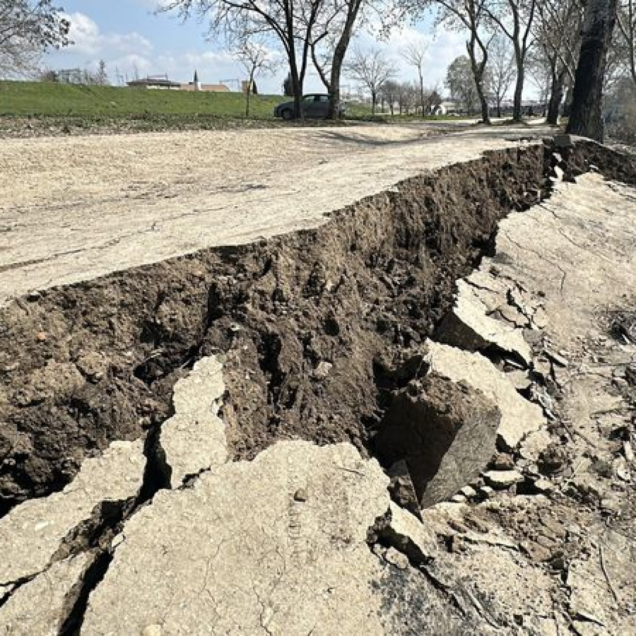 Tunca Nehri kenarında dikkat çeken çatlaklar!