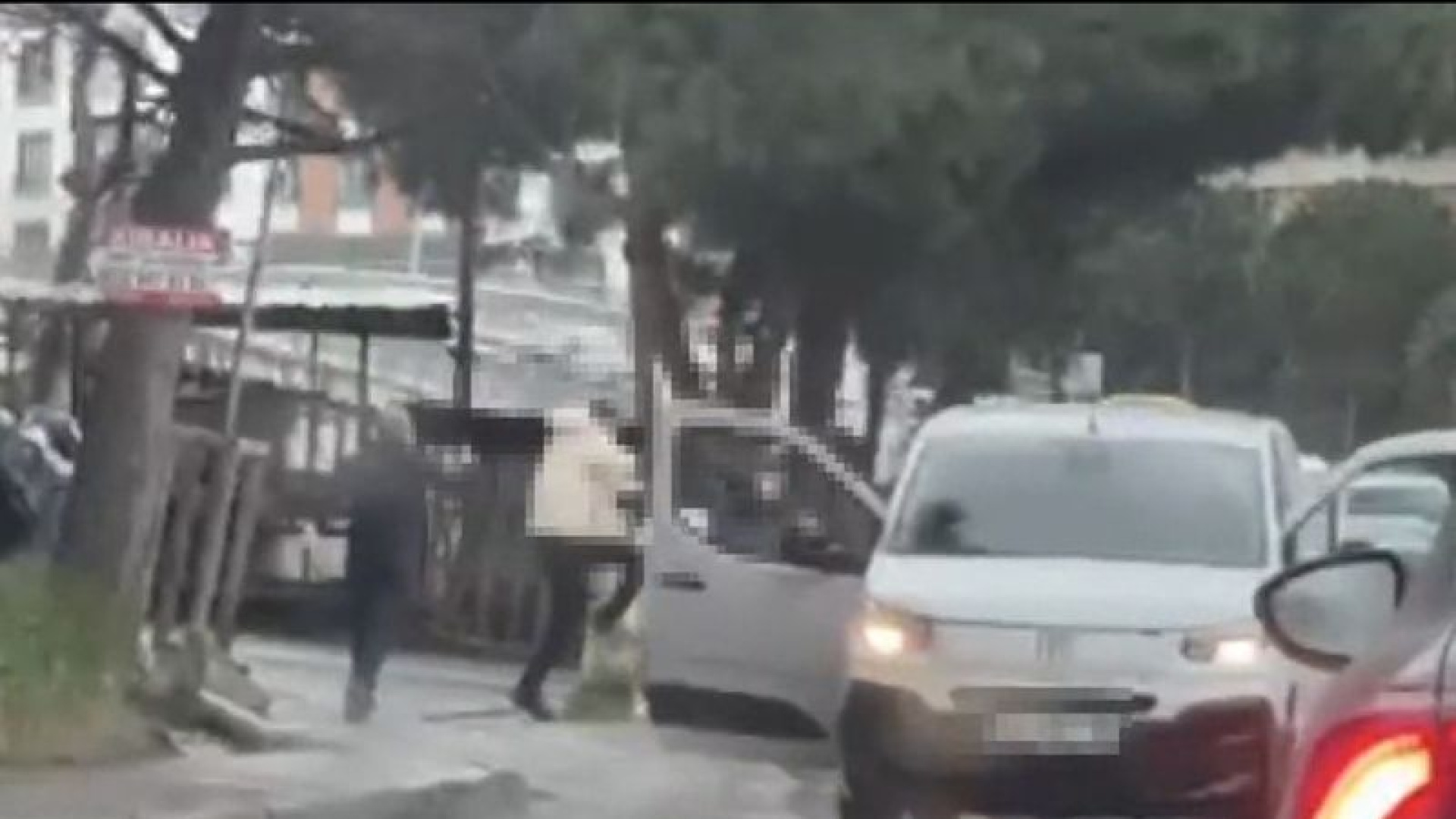 Maltepe'de trafikte araçtan inerek yayalara saldıran 2 şüpheliye 360 bin lira ceza