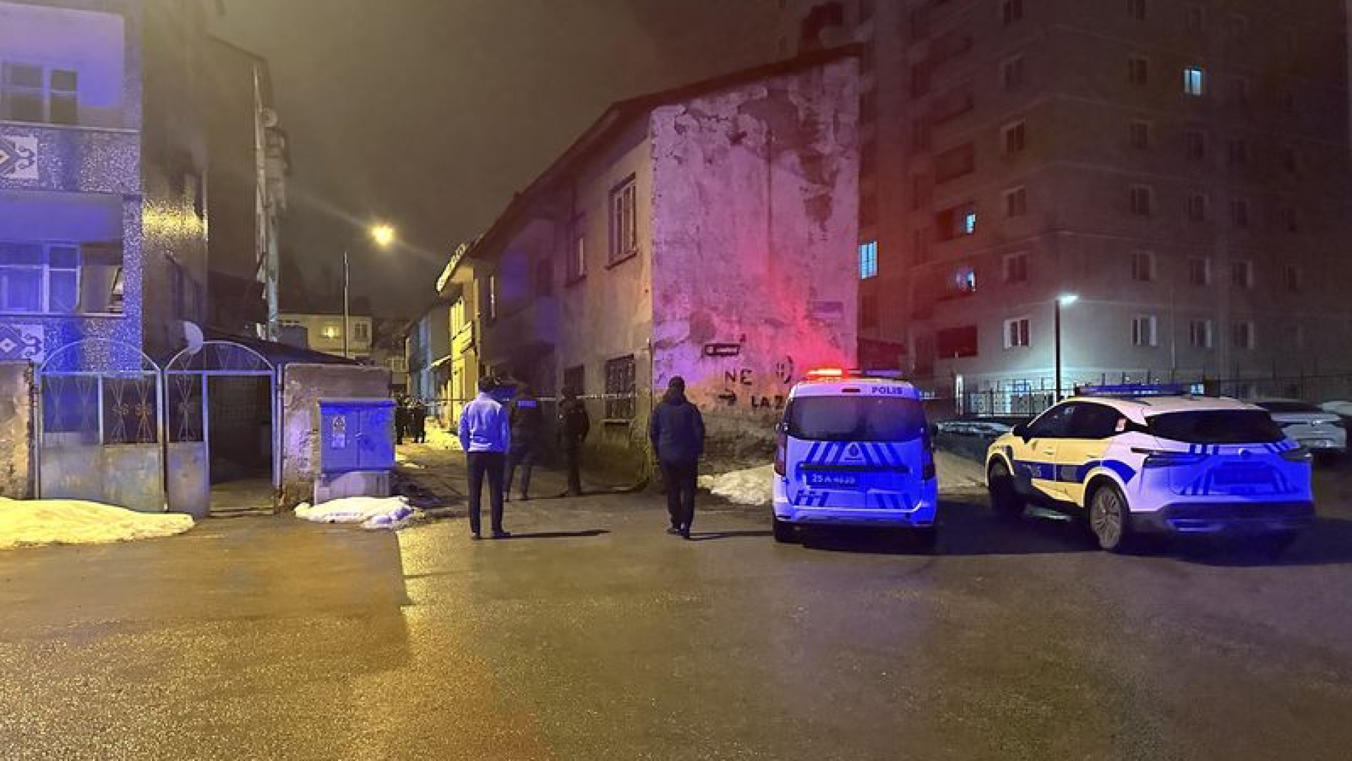Erzurum'da Sokakta Boğazı Kesilmiş Erkek Cesedi Bulundu