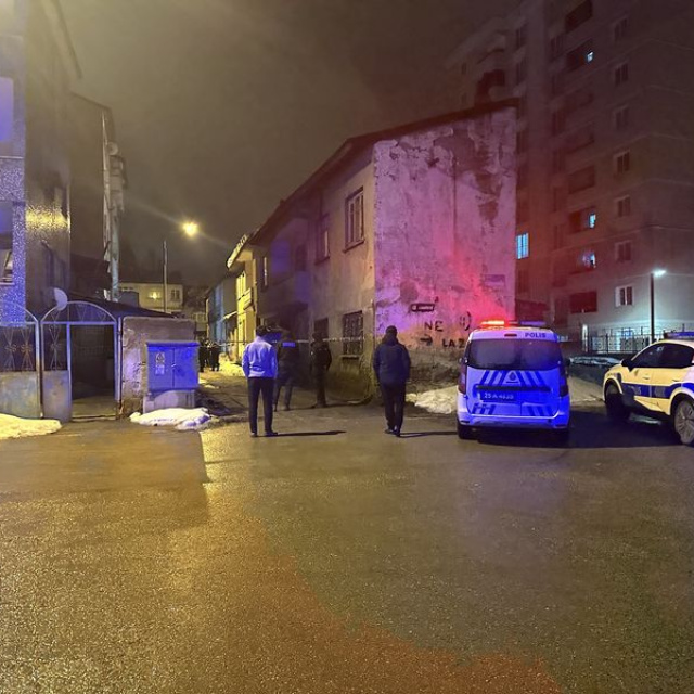 Boğazından bıçaklanmış halde ölü bulundu