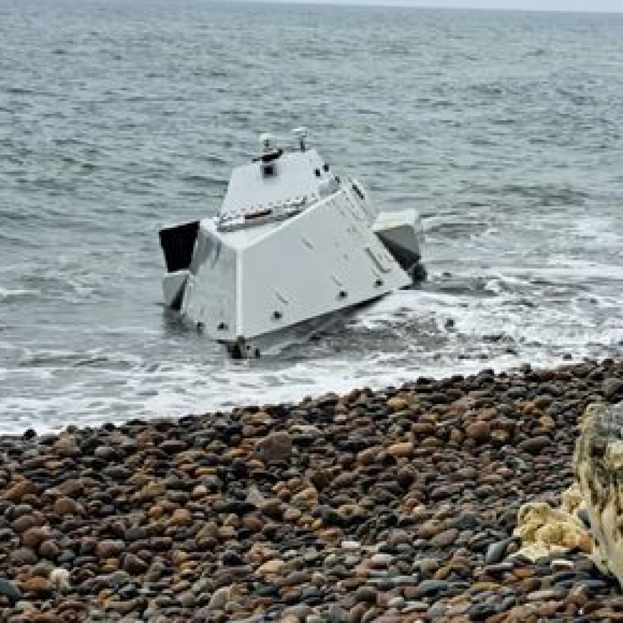 Kıyıya insansız deniz aracı vurdu