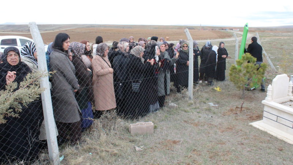 Saldırıya uğradığı mezarlıkta toprağa verildi!