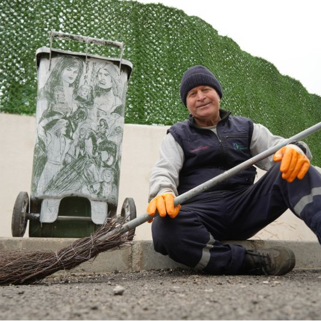 Temizlik işçisinden süpürge ile sanat