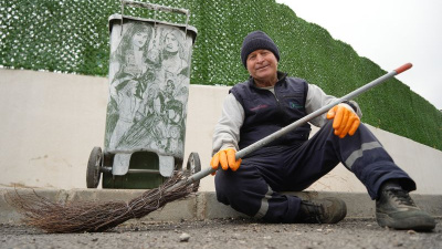 Temizlik işçisinden süpürge ile sanat