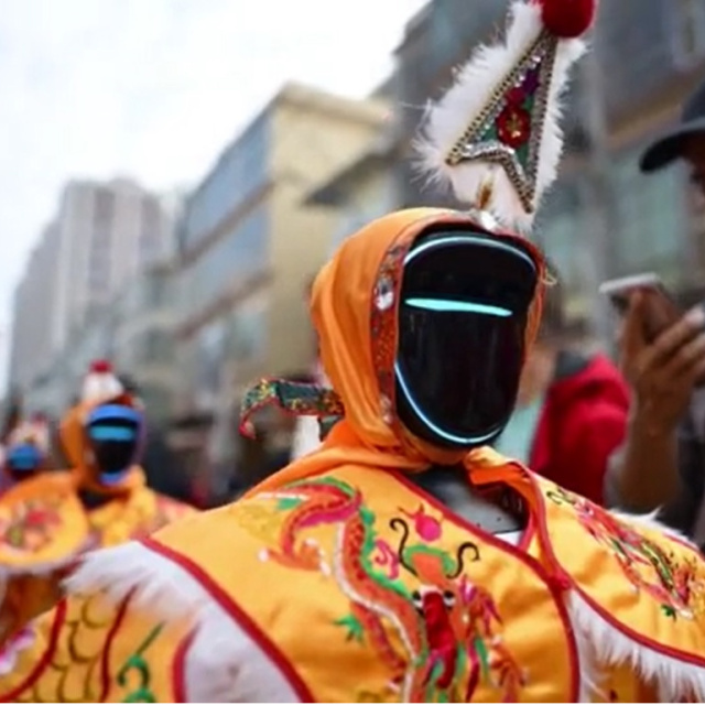 Robotlar sokağa çıktı, şov yaptı