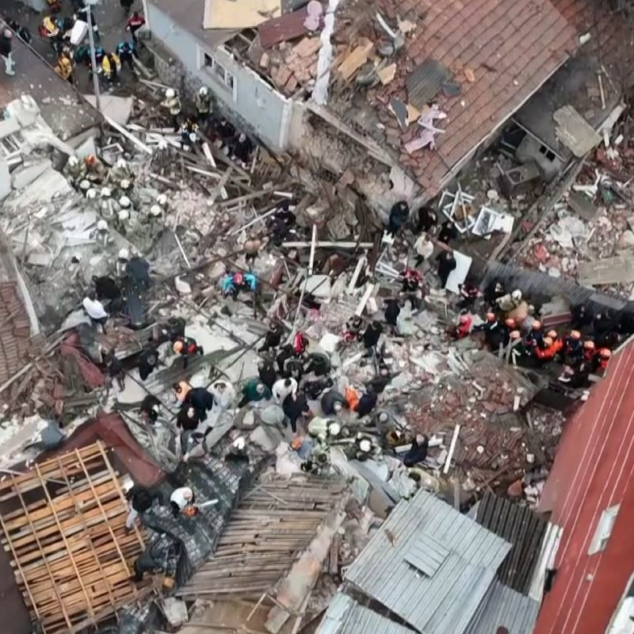 İstanbul Fatih'te bina çöktü!