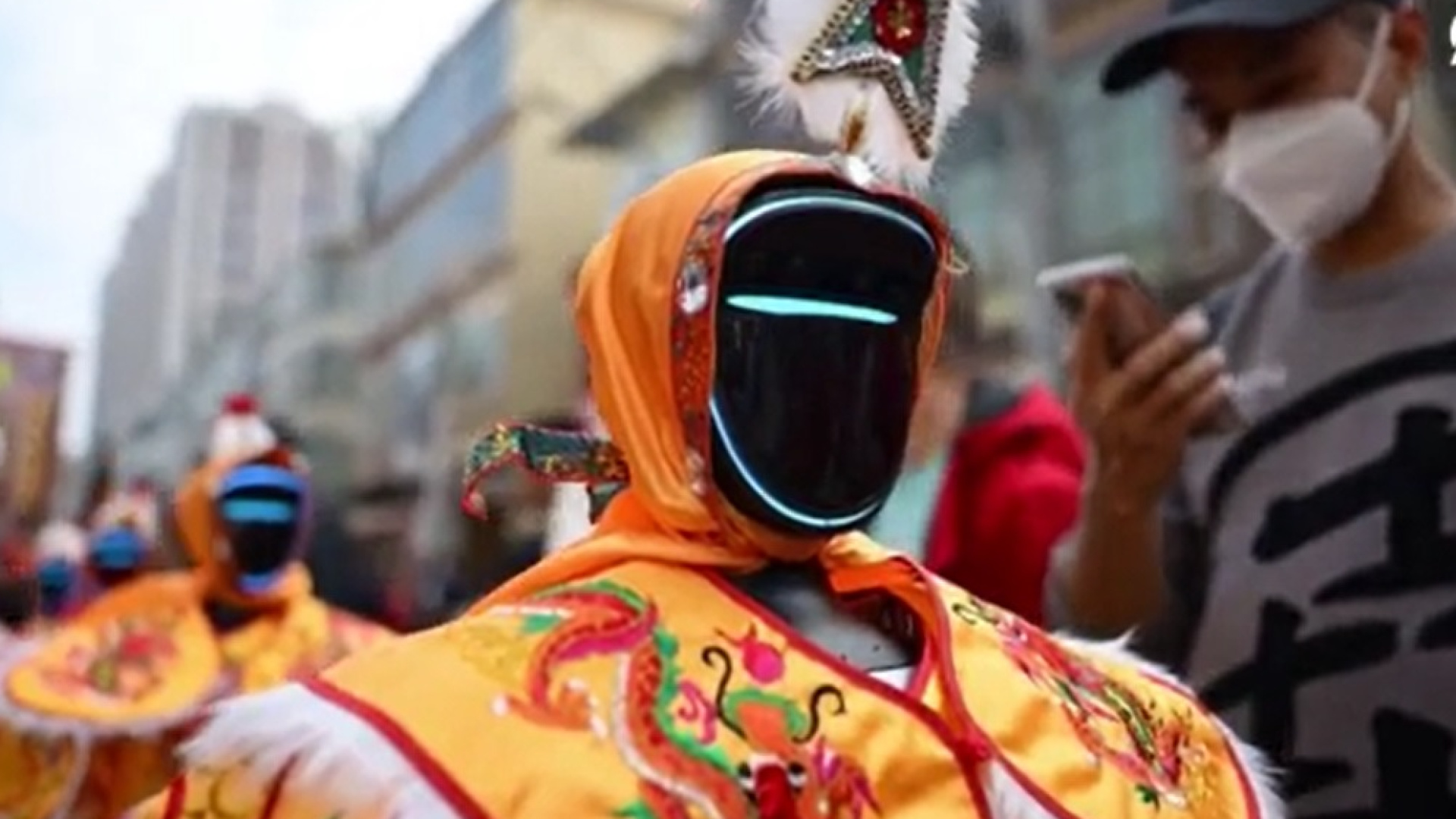 Çin'de Geleneksel Etkinlikte Robotlar Kortejde Yürüdü