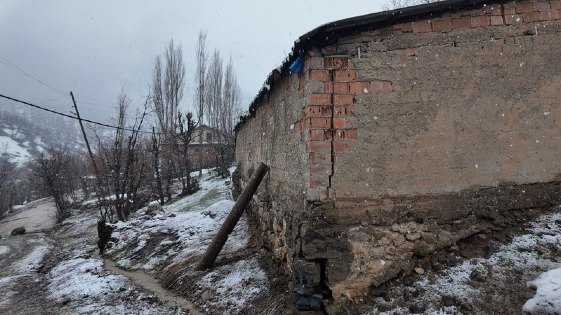 Şırnak'ta etkili sağanak nedeniyle köyün bir bölümü çöktü... Evler boşaltıldı! | Son dakika haberleri