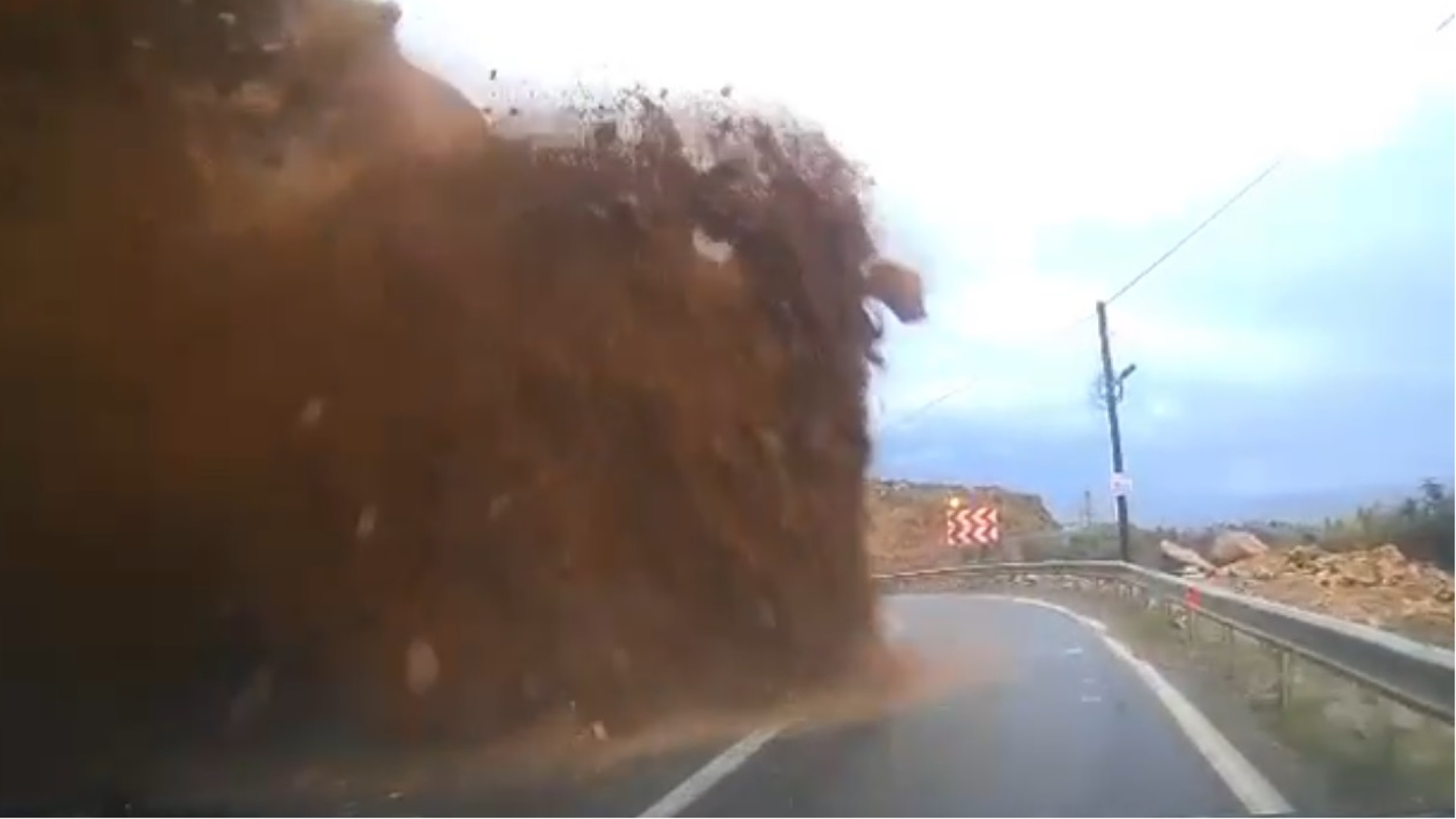 İnanılmaz görüntü! Cip heyelana yakalandı! | Son dakika haberleri