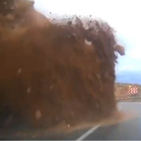 İnanılmaz görüntü! Cip heyelana yakalandı!