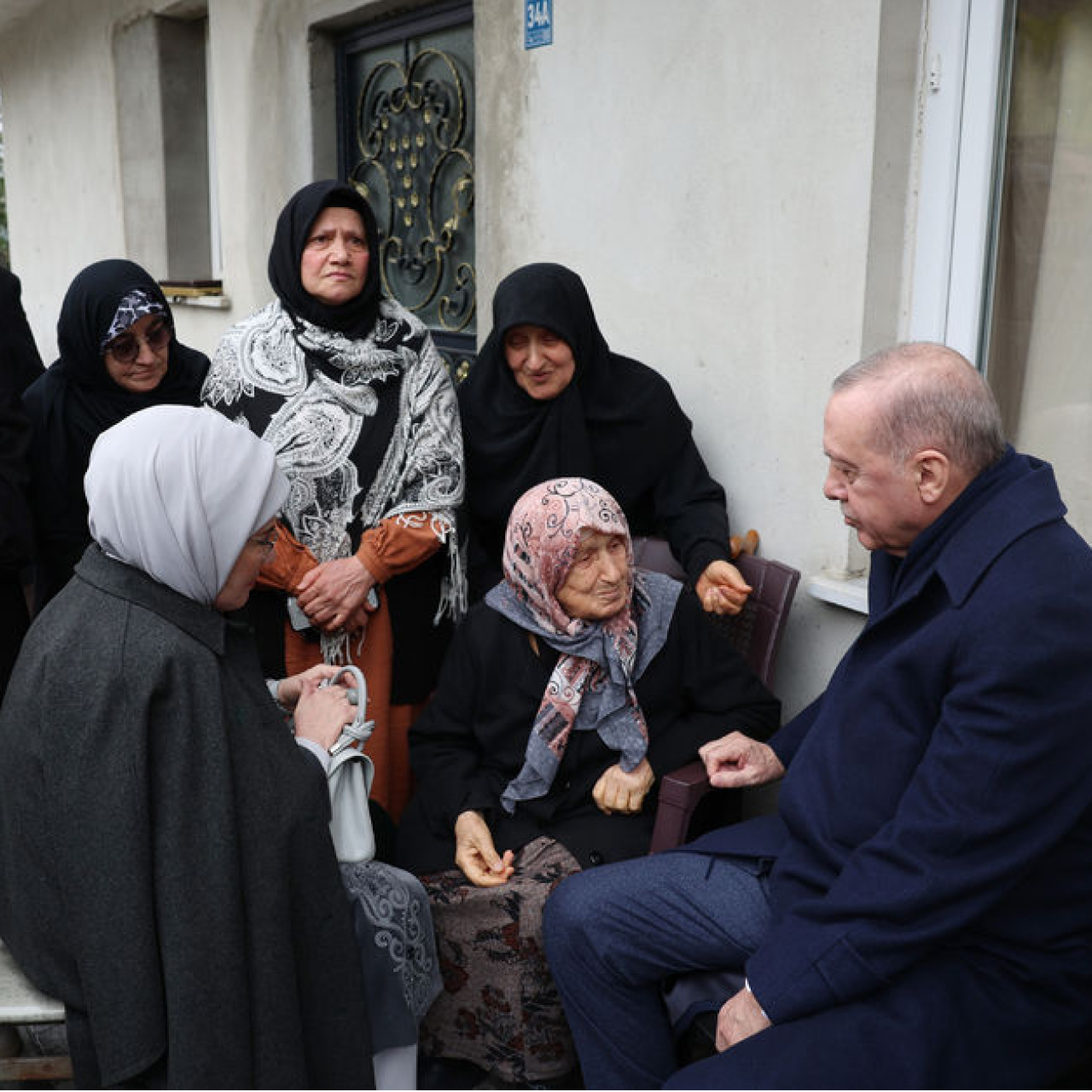 Cumhurbaşkanı Erdoğan, komşularıyla bayramlaştı