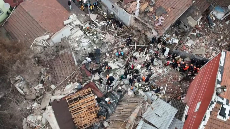 İstanbul Fatih'te bitişik iki bina çöktü!